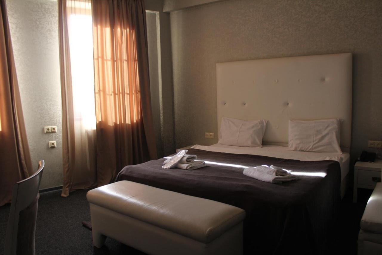 Hotel Plaza Tbilisi Esterno foto