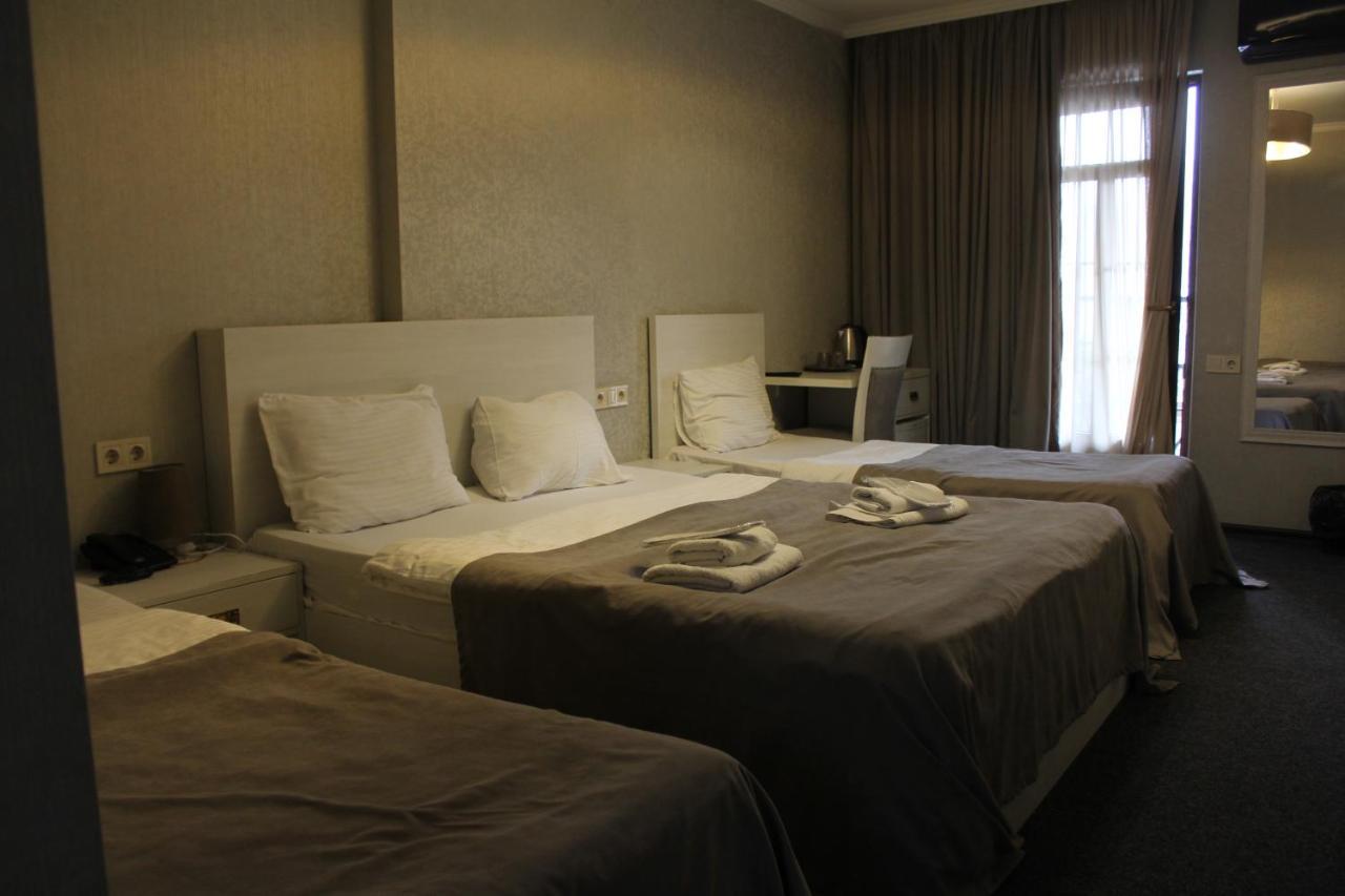 Hotel Plaza Tbilisi Esterno foto